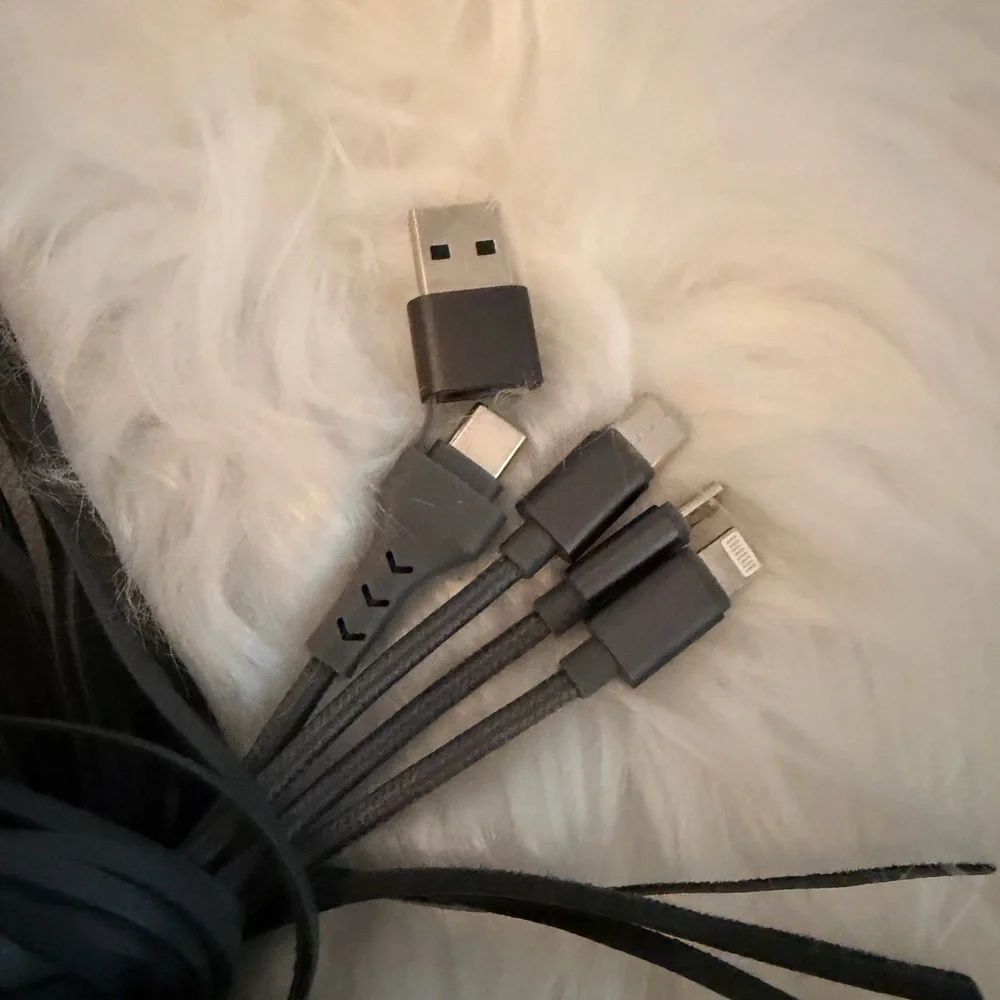 Bolsetta Universal Charging Tassels for Apple & Android Grey